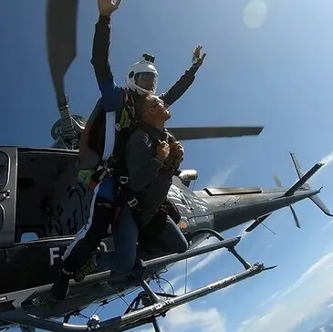 Saut en Parachute depuis un Hélicoptère près de Chambéry — parachute à Chambéry