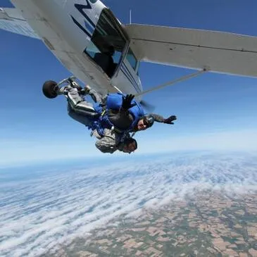 Saut en Parachute Tandem près de Bourges — parachute à Bourges