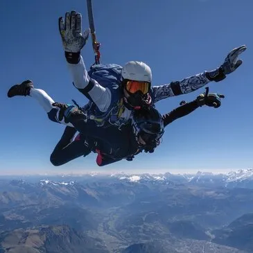 Saut Parachute en Tandem depuis un Hélicoptère à Morzine — parachute à Morzine